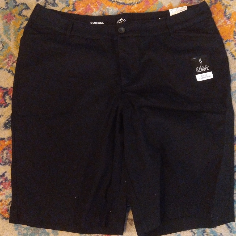 Bermuda shorts size 20, NWT
